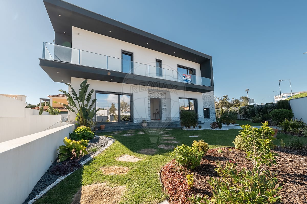 Moradia T4 de Luxo com Piscina e Jardim em Cascais