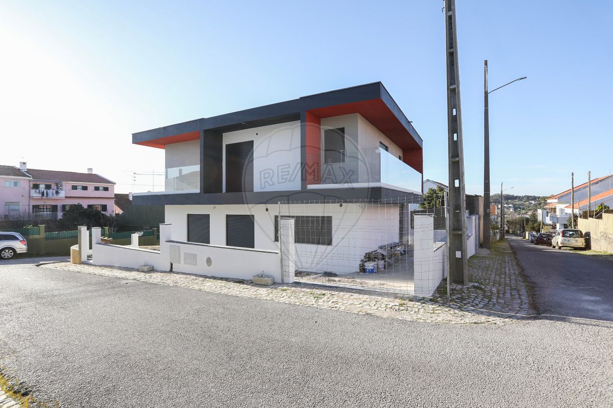 Moradia T3 à venda em Odivelas