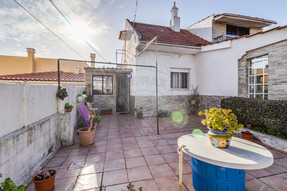 Moradia T2 à venda em Odivelas