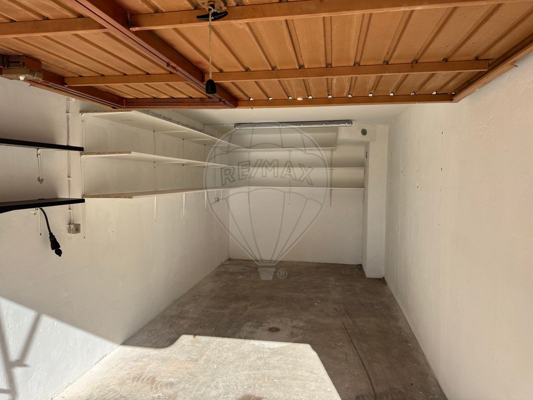 Garagem  à venda em Loures