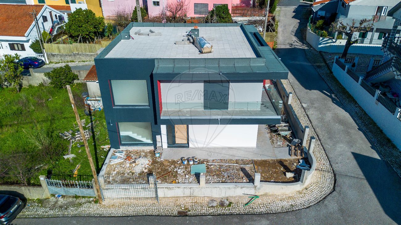 Moradia T3 à venda em Odivelas