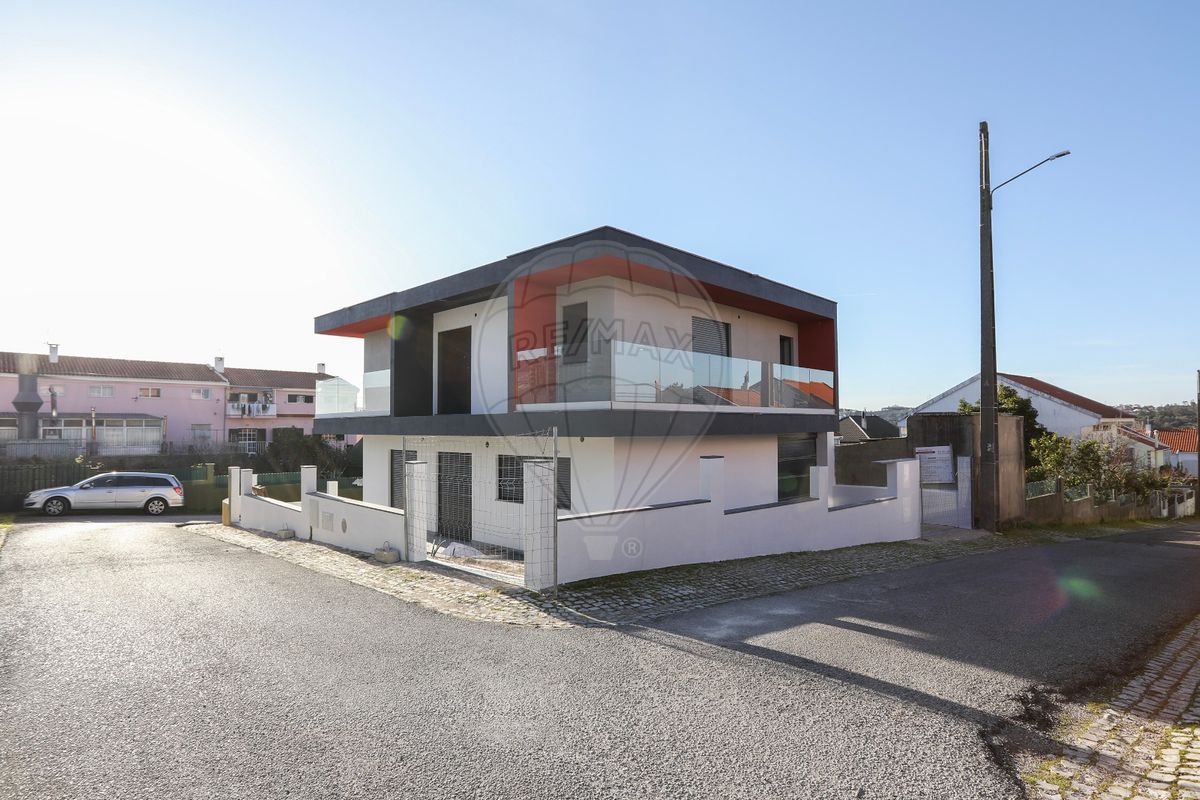 Moradia T3 à venda em Odivelas