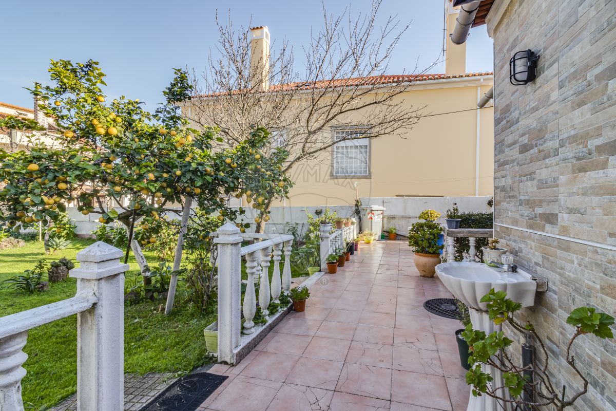 Moradia T2 à venda em Odivelas