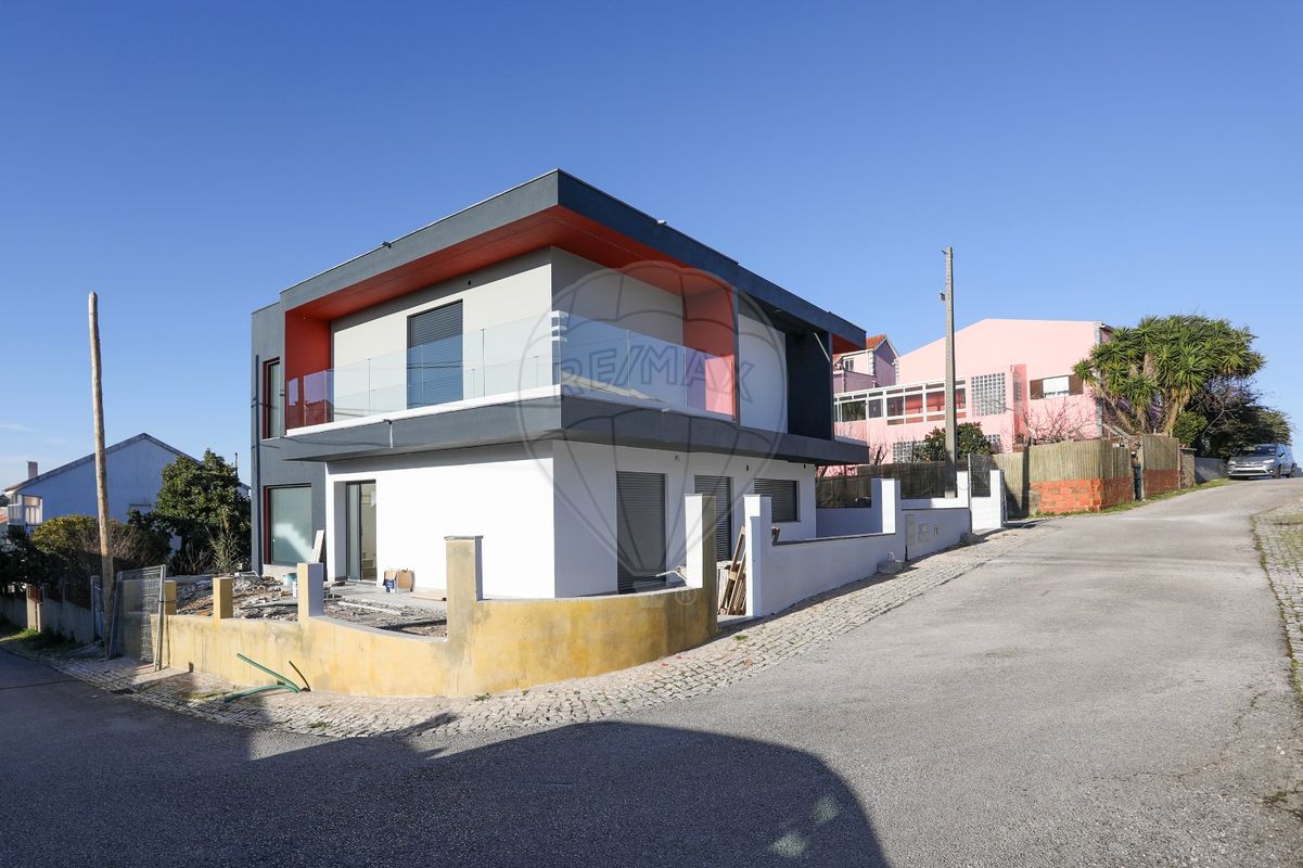 Moradia T3 à venda em Odivelas