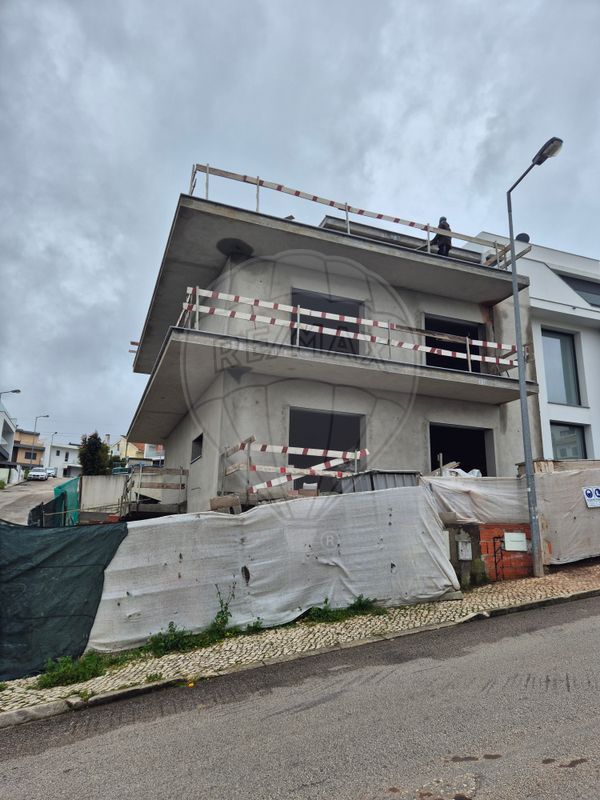 Moradia T4 à venda em Pontinha e Famões