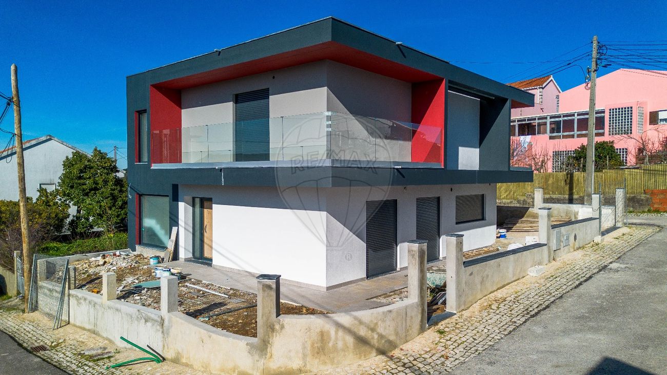 Moradia T3 à venda em Odivelas