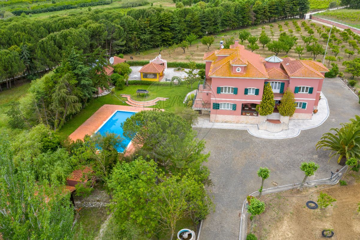 Moradia T5 de luxo à venda em Azambuja